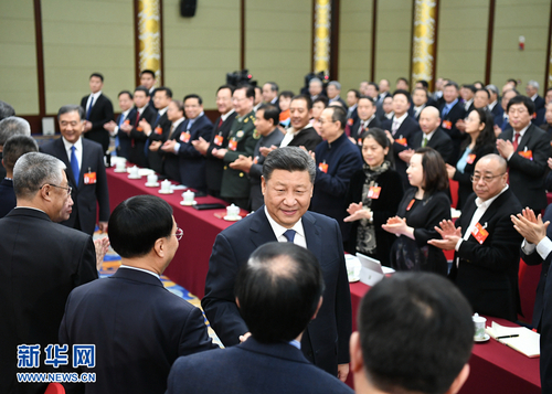 3月4日下午，中共中央總書記、國(guó)家主席、中央軍委主席習(xí)近平看望參加全國(guó)政協(xié)十三屆二次會(huì)議的文化藝術(shù)界、社會(huì)科學(xué)界委員，并參加聯(lián)組會(huì)，聽取意見和建議。中共中央政治局常委、全國(guó)政協(xié)主席汪洋參加看望和討論。新華社記者 謝環(huán)馳 攝2