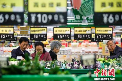 資料圖：超市蔬菜區(qū)。 張云 攝