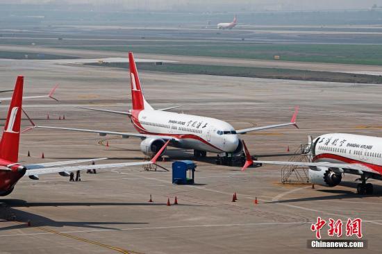 資料圖：3月17日，上海航空公司的9架波音737MAX機(jī)型飛機(jī)停在虹橋國(guó)際機(jī)場(chǎng)停機(jī)坪上，工作人員正在對(duì)飛機(jī)進(jìn)行檢查。據(jù)路透社報(bào)道，波音公司計(jì)劃將在未來(lái)一周到10天內(nèi)發(fā)布波音737MAX機(jī)型相關(guān)升級(jí)軟件。目前，波音737MAX機(jī)型已經(jīng)在全球停飛。<a target='_blank' href='http://www.chinanews.com/'>中新社</a>記者 殷立勤 攝