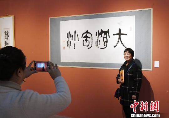 “思入風(fēng)云筆翻江?！∝陼嬎囆g(shù)回顧展”在福州的福建省畫院開幕，吸引觀眾在作品前留影?！∮浾邉⒖筛?攝