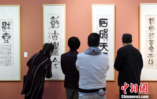 “思入風(fēng)云筆翻江?！∝陼嬎囆g(shù)回顧展”在福州的福建省畫院開幕，吸引觀眾前來觀展?！∮浾邉⒖筛?攝