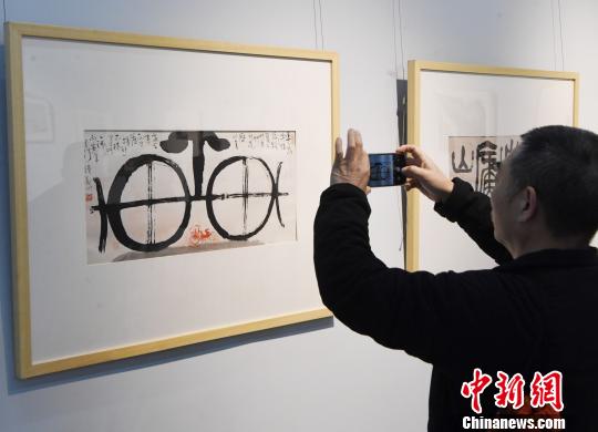 “思入風(fēng)云筆翻江?！∝陼嬎囆g(shù)回顧展”在福州的福建省畫院開幕吸睛?！∮浾邉⒖筛?攝