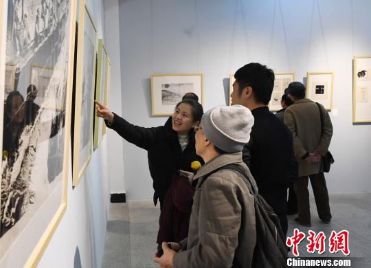 “思入風(fēng)云筆翻江?！∝陼嬎囆g(shù)回顧展”在福州的福建省畫院開幕，吸引觀眾的眼球?！∮浾邉⒖筛?攝