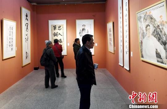 “思入風(fēng)云筆翻江?！∝陼嬎囆g(shù)回顧展”在福州的福建省畫院開幕，吸引觀眾的眼球。　記者劉可耕 攝