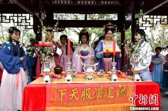 傳統(tǒng)花朝節(jié)：漢服青少年祭花神祈福