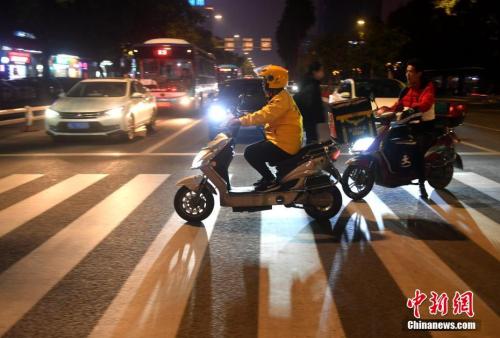 　資料圖：外賣員安興在送餐的路上。<a target='_blank' href='http://www.chinanews.com/'>中新社</a>記者 呂明 攝