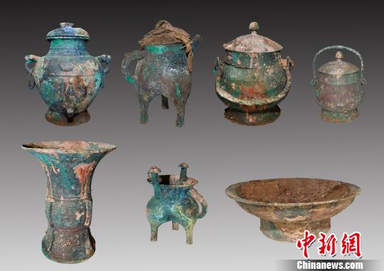 出土器物主要有青銅器、陶器、玉器、骨器等，其中在觚、爵、鐃、卣、斝、盉上發(fā)現(xiàn)有族徽銘文。山西省考古研究所 提供