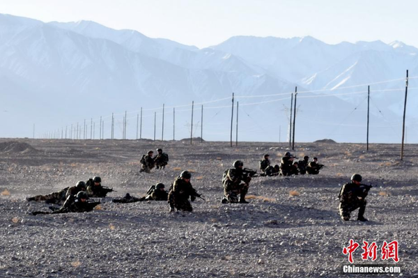 近日，駐守在新疆喀什地區(qū)的武警新疆總隊某機動支隊官兵在高原高寒環(huán)境和復雜地域條件下組織開展為期一周的“魔鬼周”極限訓練。此次極限訓練重點對特戰(zhàn)隊員體能、技能、心理、意志等內(nèi)容進行了訓練，全面提升了特戰(zhàn)隊員在高原高寒、復雜環(huán)境下的技戰(zhàn)術(shù)水平。文 圖 柯大為 趙富亮