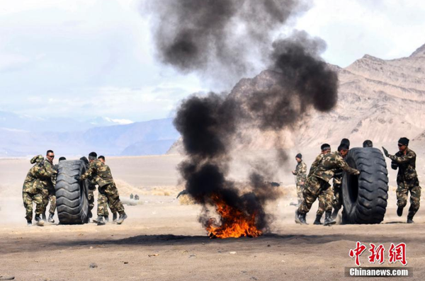 近日，駐守在新疆喀什地區(qū)的武警新疆總隊某機(jī)動支隊官兵在高原高寒環(huán)境和復(fù)雜地域條件下組織開展為期一周的“魔鬼周”極限訓(xùn)練。此次極限訓(xùn)練重點對特戰(zhàn)隊員體能、技能、心理、意志等內(nèi)容進(jìn)行了訓(xùn)練，全面提升了特戰(zhàn)隊員在高原高寒、復(fù)雜環(huán)境下的技戰(zhàn)術(shù)水平。文 圖 柯大為 趙富亮