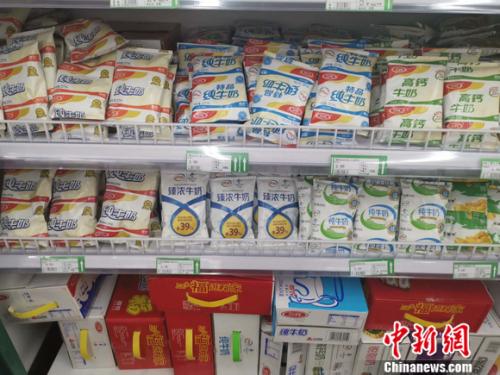 圖為超市里的乳品區(qū)。 謝藝觀 攝