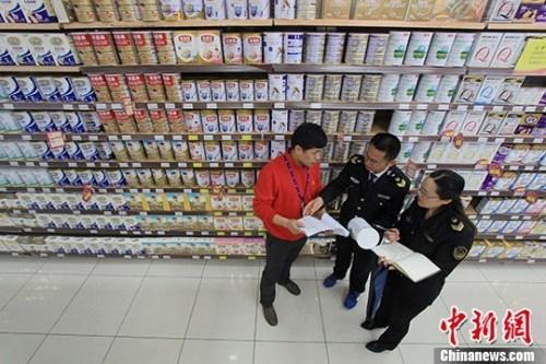 資料圖：超市內(nèi)工作人員在檢查奶粉。<a target='_blank' href='http://www.chinanews.com/'>中新社</a>記者 張婭子 攝