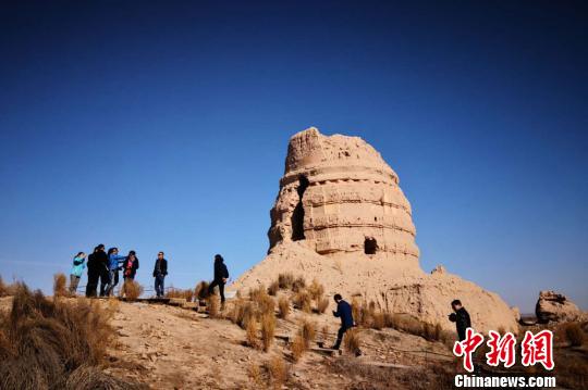 圖為意中貿(mào)促會(huì)考察團(tuán)參觀瓜州鎖陽(yáng)城遺址。　丁思 攝