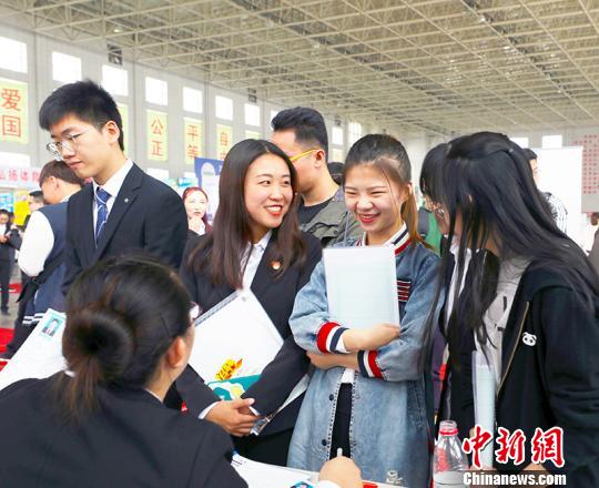 此次招聘會共提供就業(yè)崗位6500多個。　趙雙喜 攝