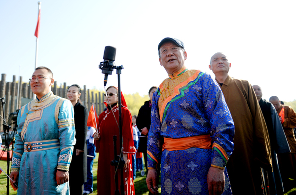 9、首都統(tǒng)一戰(zhàn)線各民主黨派少數(shù)民族.成員在活動(dòng)現(xiàn)場jpg