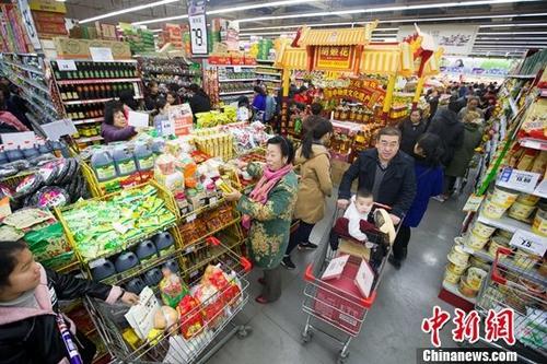 資料圖：民眾在超市購(gòu)買(mǎi)生活用品。<a target='_blank' href='http://www.chinanews.com/'>中新社</a>記者 張?jiān)?攝