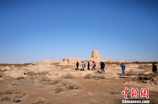 鎖陽城遺址是一處集古遺址、古佛寺遺址、古渠系和古墾區(qū)、墓葬群等多種遺跡為一體的文化遺產(chǎn)，保存了中國古代最為完整的軍事防御體系和農(nóng)業(yè)灌溉水利體系。圖為2019年4月上旬游客參觀?！《∷?攝