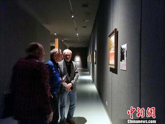 圖為，觀眾在觀賞“印象山東——俄羅斯油畫家寫生作品展”?！O宏瑗 攝