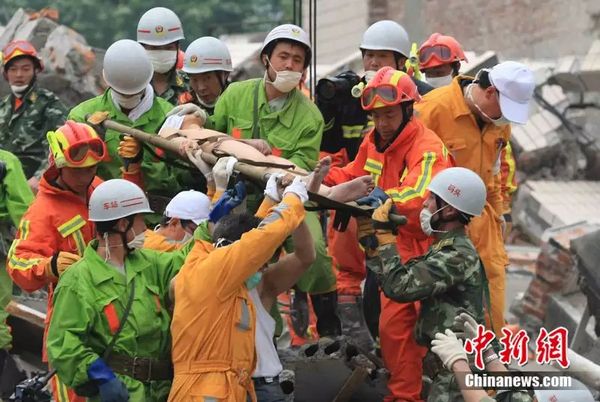 2008年5月17日，救援隊(duì)將在廢墟中存活了124個(gè)小時(shí)的蔣雨航成功救出。中新社記者 盛佳鵬 攝