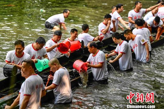 村民們將積壓龍船艙內(nèi)的泥沙掏出。　陳驥旻 攝