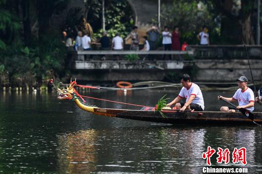 龍船裝上了龍頭和龍尾后，煥然一新，村民們?cè)嚢驱埓！￡愺K旻 攝