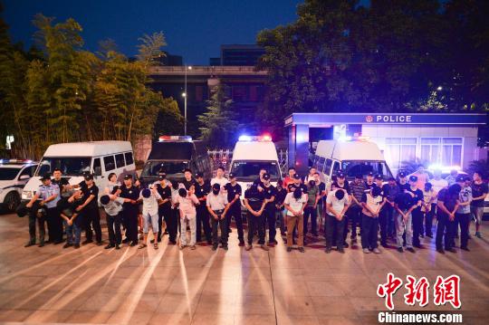 圖為警方抓獲犯罪嫌疑人。警方供圖