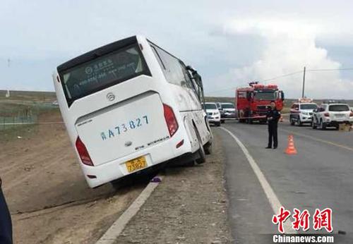 圖為大型客車事故現(xiàn)場。　鐘欣 攝