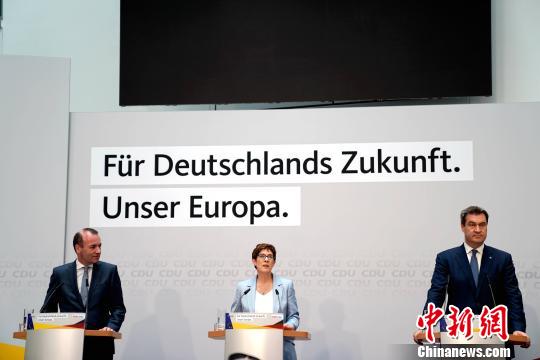 5月26日晚，基民盟主席安妮格雷特·克蘭普-卡倫鮑爾(中)與基社盟主席澤德(右)和聯(lián)盟黨推選的歐盟委員會(huì)主席參選人曼弗雷德·韋伯(左)在基民盟總部大樓共同出席集會(huì)?！∨泶髠?攝