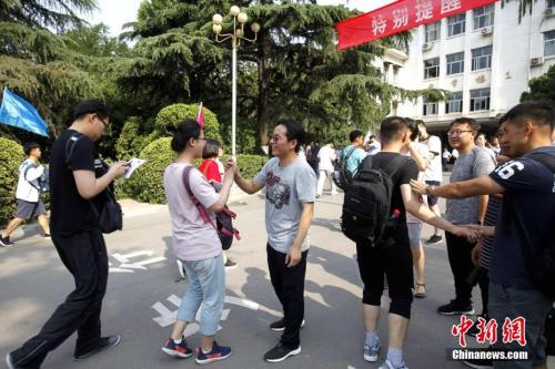 資料圖：2018年6月7日，山東省實驗中學考點，考生們陸續(xù)走進考場，老師為考生們加油鼓勁。<a target='_blank' href='http://www.chinanews.com/'>中新社</a>記者 王占波 攝