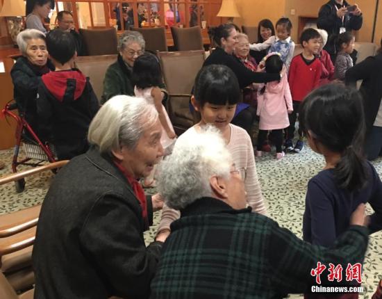 資料圖：在北京雙井恭和苑養(yǎng)老院，老人們與幼兒園小朋友一起做游戲。<a target='_blank' href='http://www.chinanews.com/'>中新社</a>記者 杜燕 攝