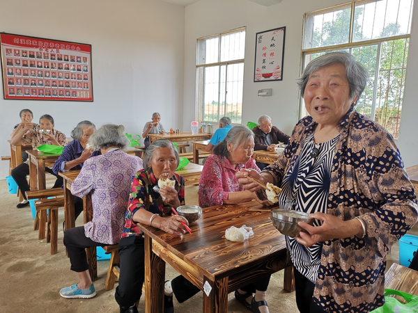 看著有“外人”走進(jìn)來(lái)，90歲的老奶奶陶菊蘭滿(mǎn)臉笑意地迎上來(lái)。