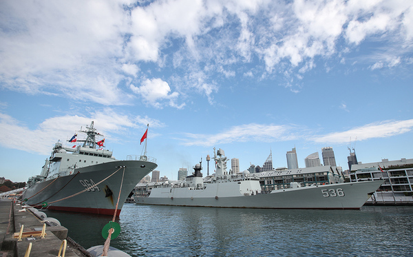 6月3日，中國海軍第31批護航編隊的駱馬湖艦（左）和許昌艦停泊在澳大利亞悉尼花園島軍港。