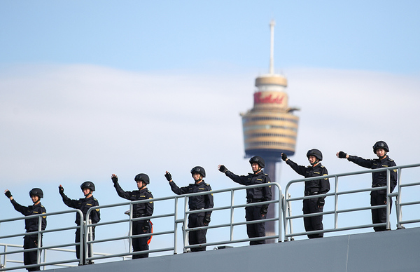 6月3日，中國海軍第31批護(hù)航編隊的駱馬湖艦（左）和許昌艦停泊在澳大利亞悉尼花園島軍港。1