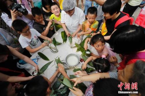 資料圖：端午假期，游客參與包粽子活動(dòng)。<a target='_blank' href='http://www.chinanews.com/'>中新社</a>記者 杜洋 攝