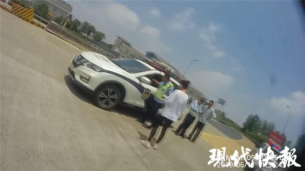 奔馳女司機(jī)被罰懟交警：你們良心過得去嗎？