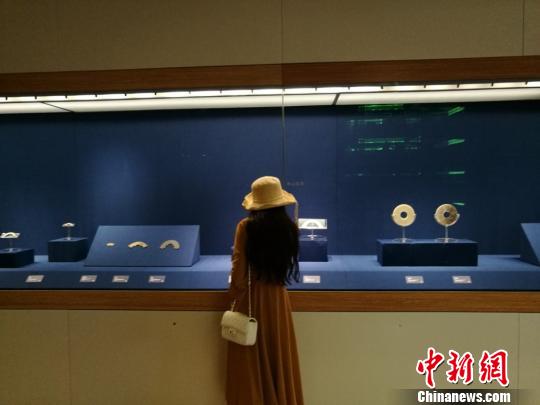 市民參觀“大邦之夢(mèng)——吳越楚玉器·青瓷特展”。　鐘升 攝