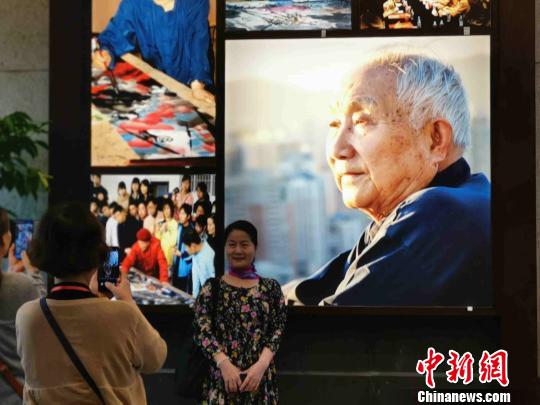 學(xué)院師生、朋友參觀易圖境先生藝術(shù)創(chuàng)作師生畫展?！「毒窜?攝