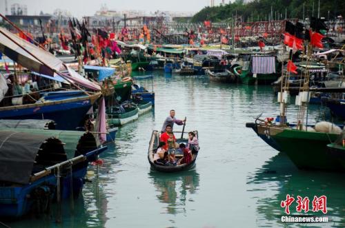 資料圖：廣西北海電建漁港，漁民乘小艇上岸。<a target='_blank' href='http://www.chinanews.com/'>中新社</a>記者 翟李強(qiáng) 攝