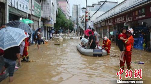 圖為當?shù)叵绬T進行救援。馬永全 攝