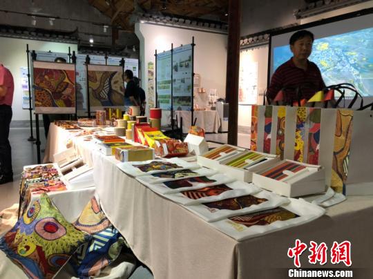 展覽上的文創(chuàng)產(chǎn)品展示。供圖