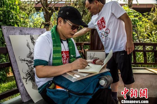 “為奧運喝彩”藝術(shù)寫生團參加國際奧林匹克日公益跑活動并現(xiàn)場寫生?！盀閵W運喝彩”項目組 提供