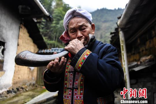 盡管年過(guò)八旬，盤(pán)良安依舊能吹響牛角迎客。　李凌 攝