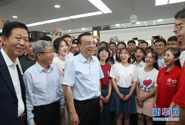 　7月1日，中共中央政治局常委、國務(wù)院總理李克強(qiáng)在大連考察。這是李克強(qiáng)在大連理工大學(xué)了解畢業(yè)生就業(yè)情況。 新華社記者劉衛(wèi)兵攝