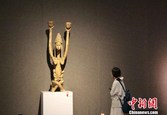 圖為人們參觀“生命之靈——非洲雕刻藝術(shù)精品展”?！≮w曉 攝