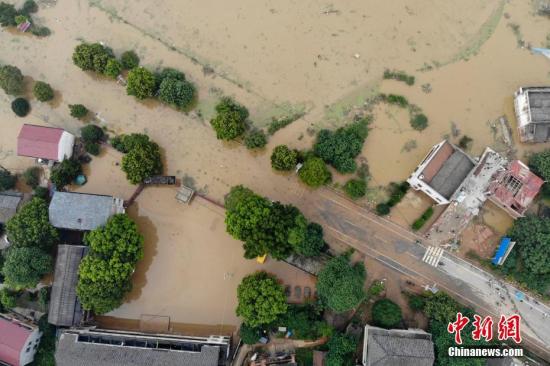 7月11日，湖南衡東縣多個(gè)鄉(xiāng)村與一些道路仍然浸泡在洪水中。連日來，衡東縣出現(xiàn)了持續(xù)強(qiáng)降雨天氣，造成該縣17個(gè)鄉(xiāng)鎮(zhèn)、233個(gè)村、22個(gè)社區(qū)普遍受災(zāi)。衡東縣防汛抗旱指揮部啟動(dòng)防汛Ⅰ級響應(yīng)急響應(yīng)。10日，衡東縣霞流鎮(zhèn)洣河村洣水河堤發(fā)生兩處漫堤決口，決口寬度分別約為50米和30米，霞流鎮(zhèn)第一時(shí)間組織附近村民轉(zhuǎn)移。圖為衡山縣通往衡東縣的東健大道被洪水阻斷。楊華峰 攝