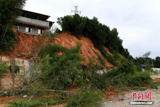 7月10日，連日來的強(qiáng)降雨導(dǎo)致福建省浦城縣多地發(fā)生山體滑坡。<a target='_blank' href='http://www.chinanews.com/'>中新社</a>記者 王東明 攝