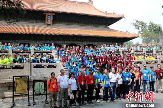 7月23日，參加“同心同根萬里行2019”的香港14家青少年制服團(tuán)體成員在山東曲阜孔廟大成殿前合影。　梁犇 攝