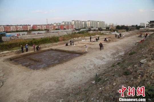 圖為梅里遺址伯瀆河南岸第一次發(fā)掘場景。　考古所供圖 攝