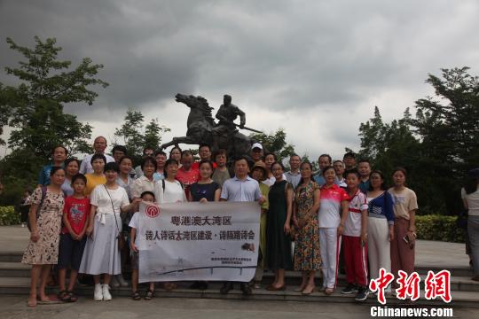 圖為來自粵港澳大灣區(qū)和全國各地的詩人齊聚葉挺將軍紀(jì)念園 陳婷 攝