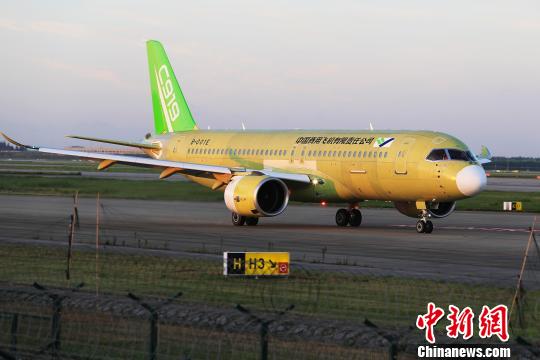 中國商飛C919大型客機104架機在上海浦東國際機場滑行道上滑行?！∫罅⑶?攝