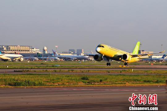 中國商飛C919大型客機104架機于5時32分從上海浦東國際機場第四跑道起飛。　殷立勤 攝